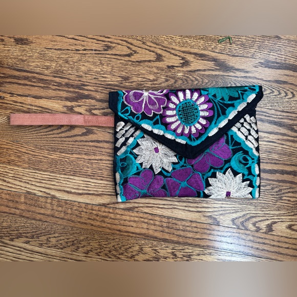 Embroidered wristlet / clutch - Picture 5 of 6